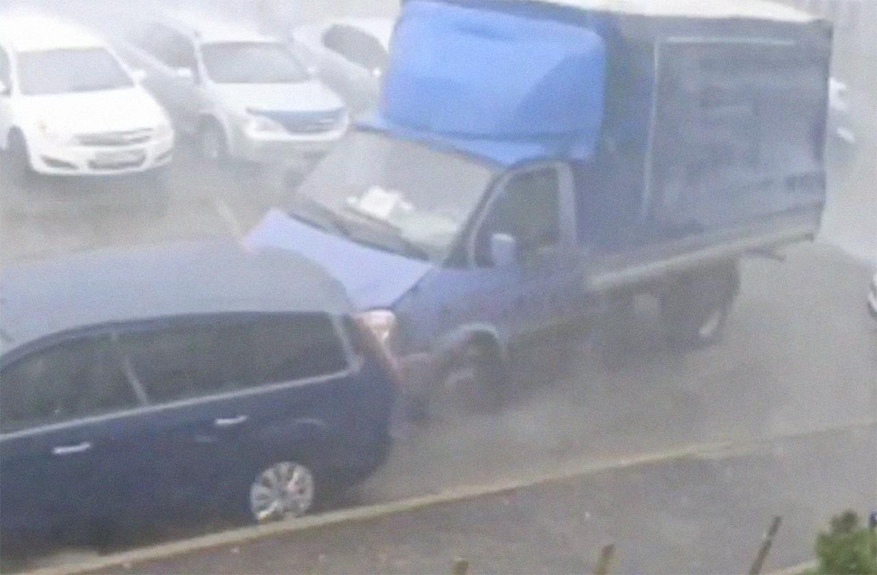 Сдвинувший с места «Газель» в Подмосковье ураганный ветер попал на видео
