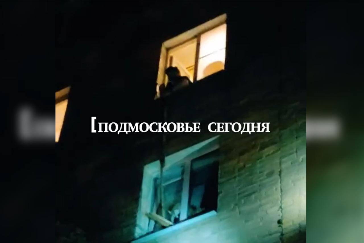 Спасение застрявшего в окне кота при помощи швабры попало на видео