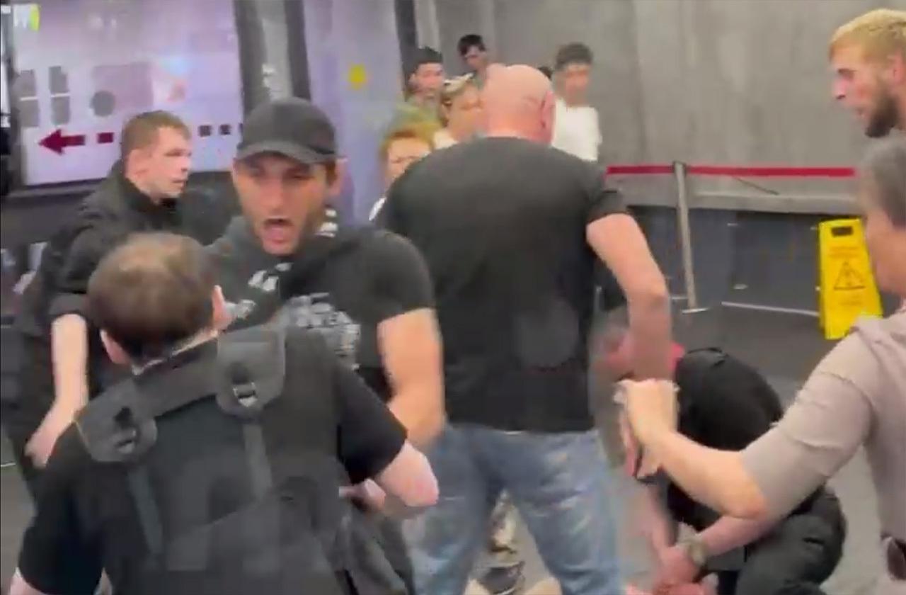 Массовая драка в подмосковном ТЦ попала на видео