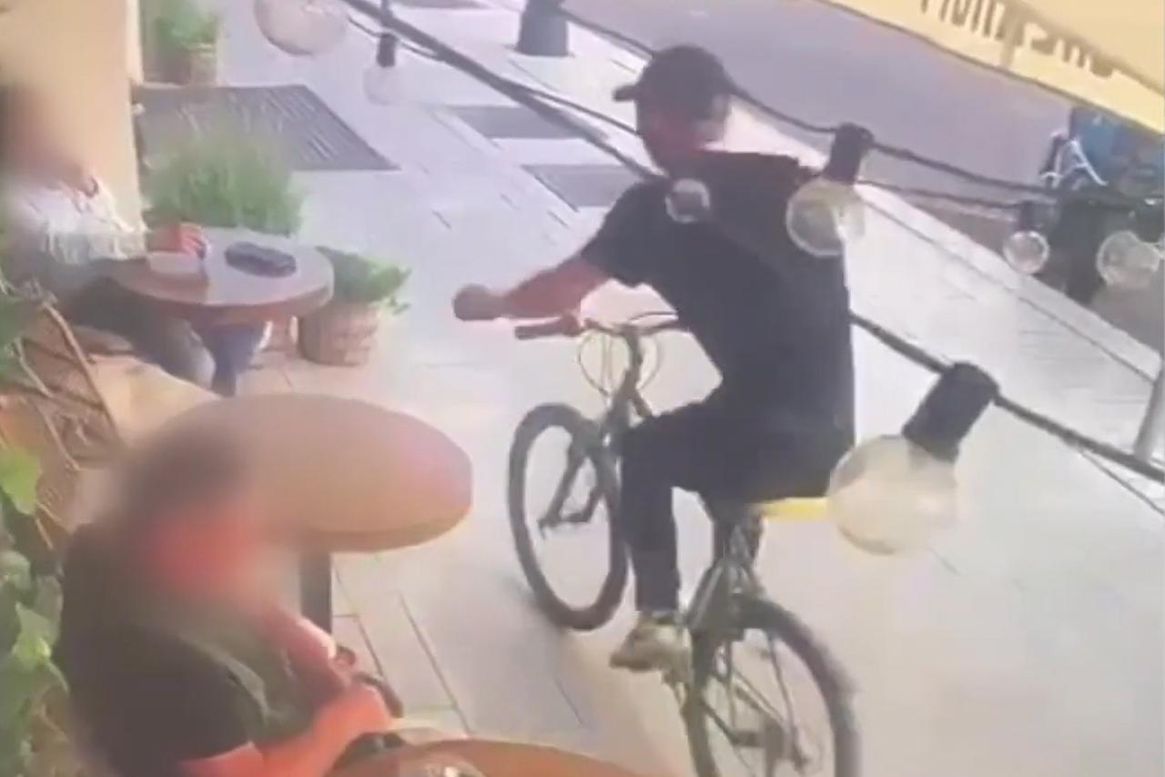 Камеры московского кафе записали способ воровства кошелька у посетителя