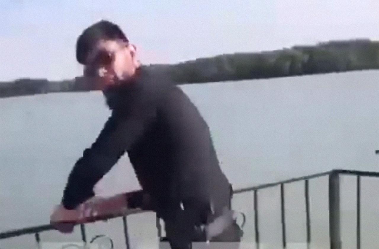 На пляже в Москве заметили чеченца с пистолетом