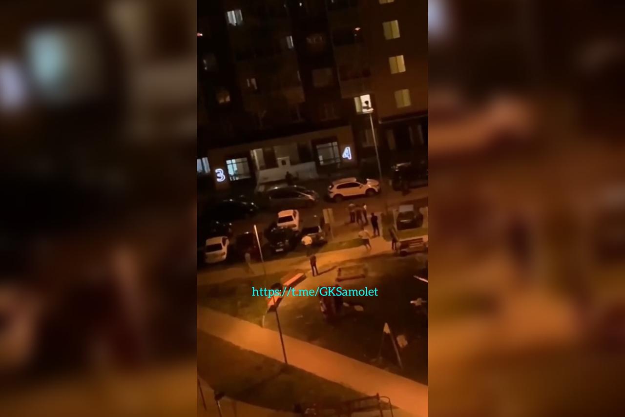 В Подмосковье двое мужчин подрались и повредили чужие припаркованные авто