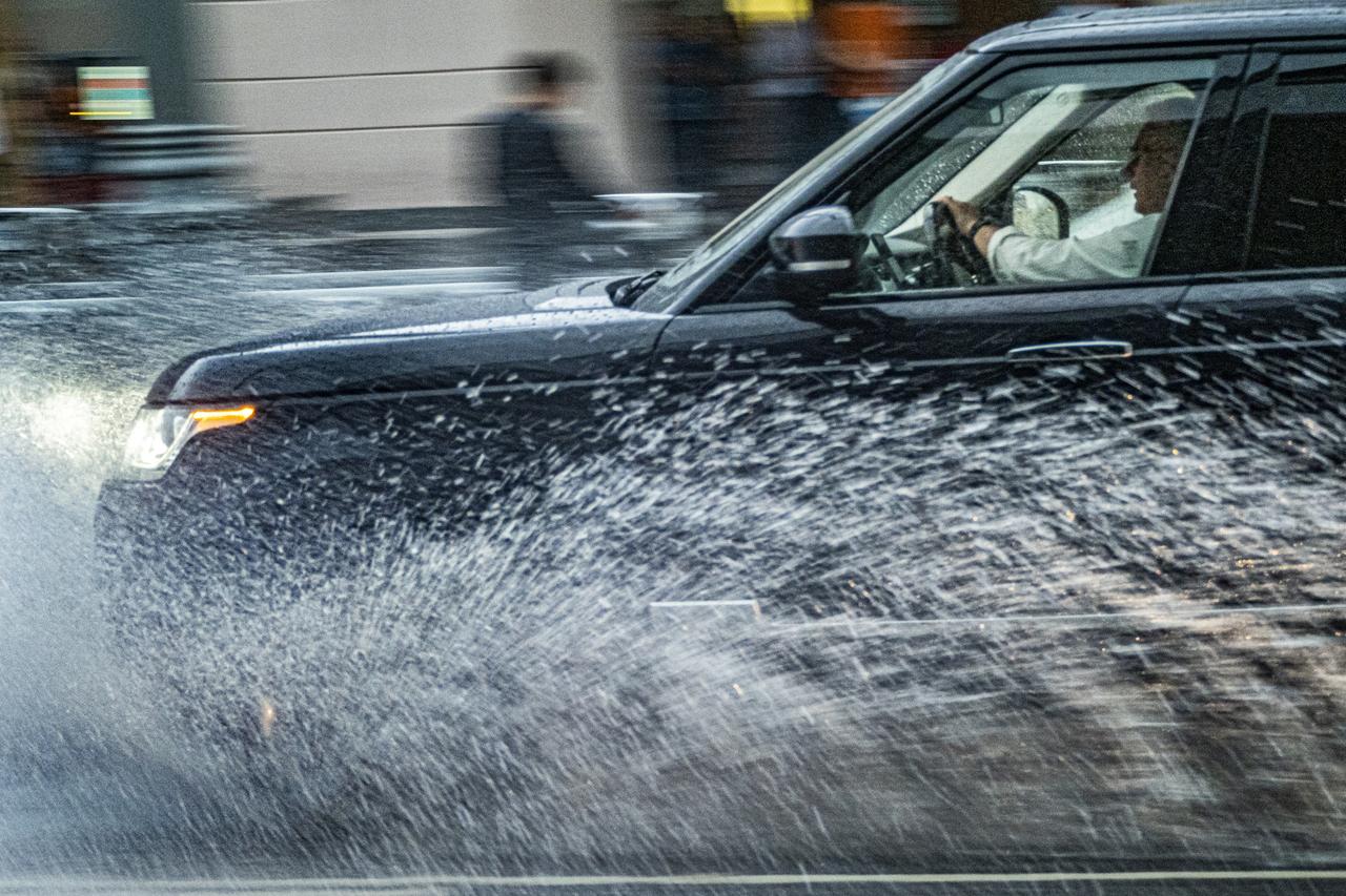 МЧС экстренно оповестило москвичей о непогоде