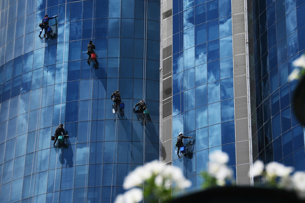 Названы главные риски в работе промышленных альпинистов 