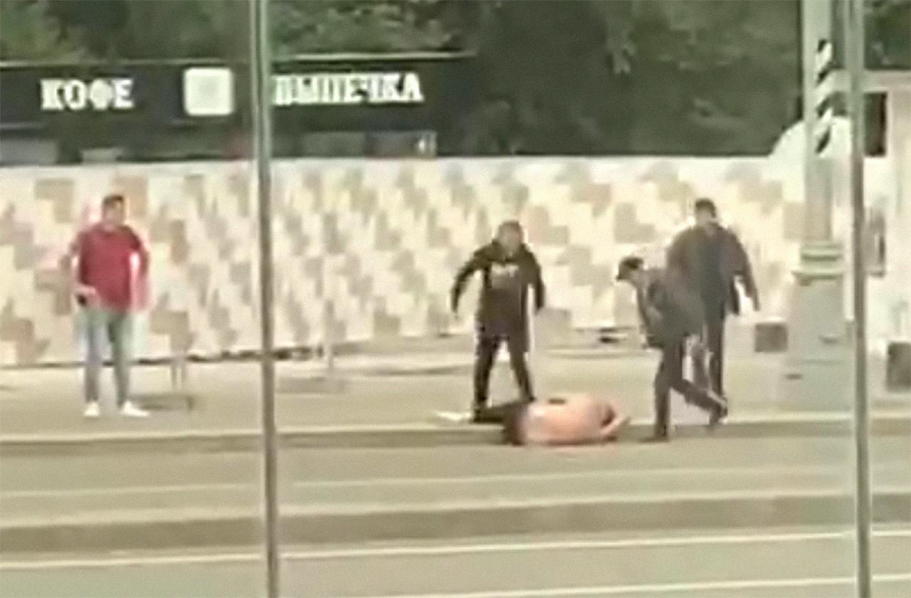 Групповое избиение полуголого мужчины попало на видео в Москве