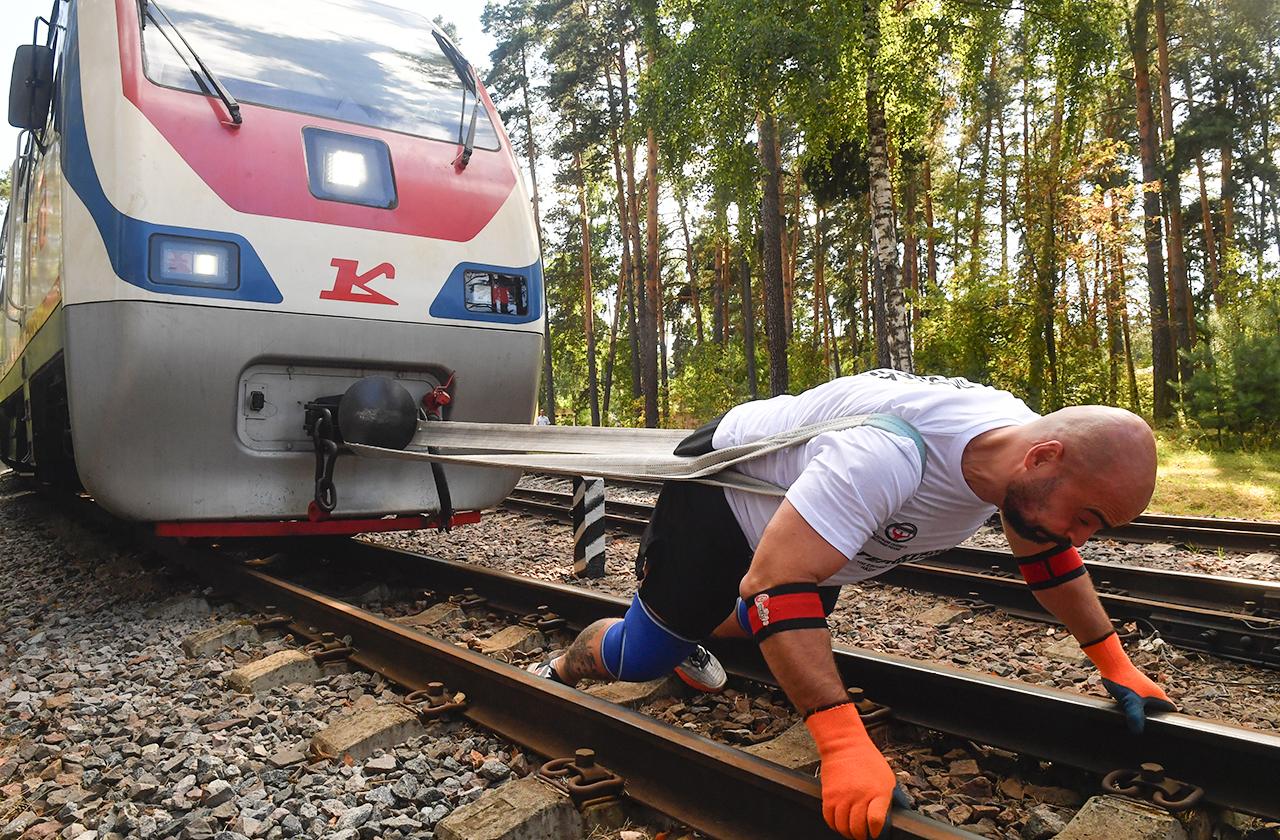 Подмосковный силач перетащил поезд и установил новый мировой рекорд