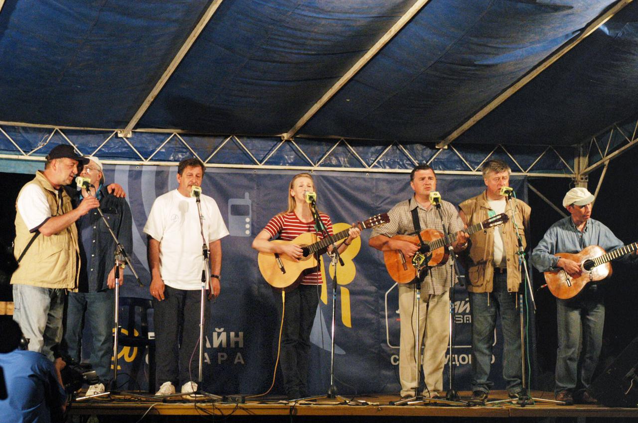 Вадим Мищук, Вадим Забашный, Валерий Мищук, Галина Хомчик, Дмитрий Богданов, Леонид Сергеев и Константин Тарасов (на снимке слева направо) на фестивале авторской песни имени Валерия Грушина.