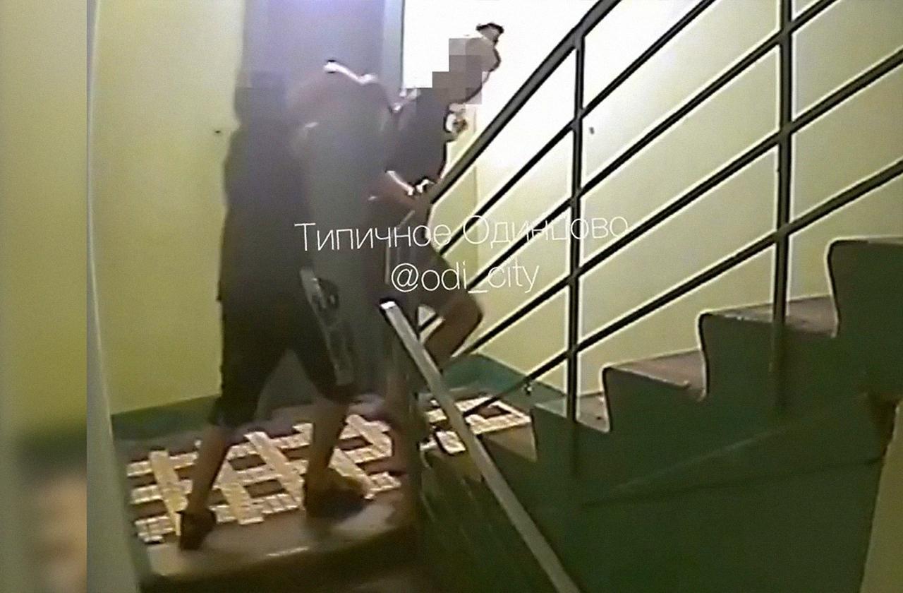 Нападение 13-летнего подростка с ножом на девушку в Подмосковье попало на видео