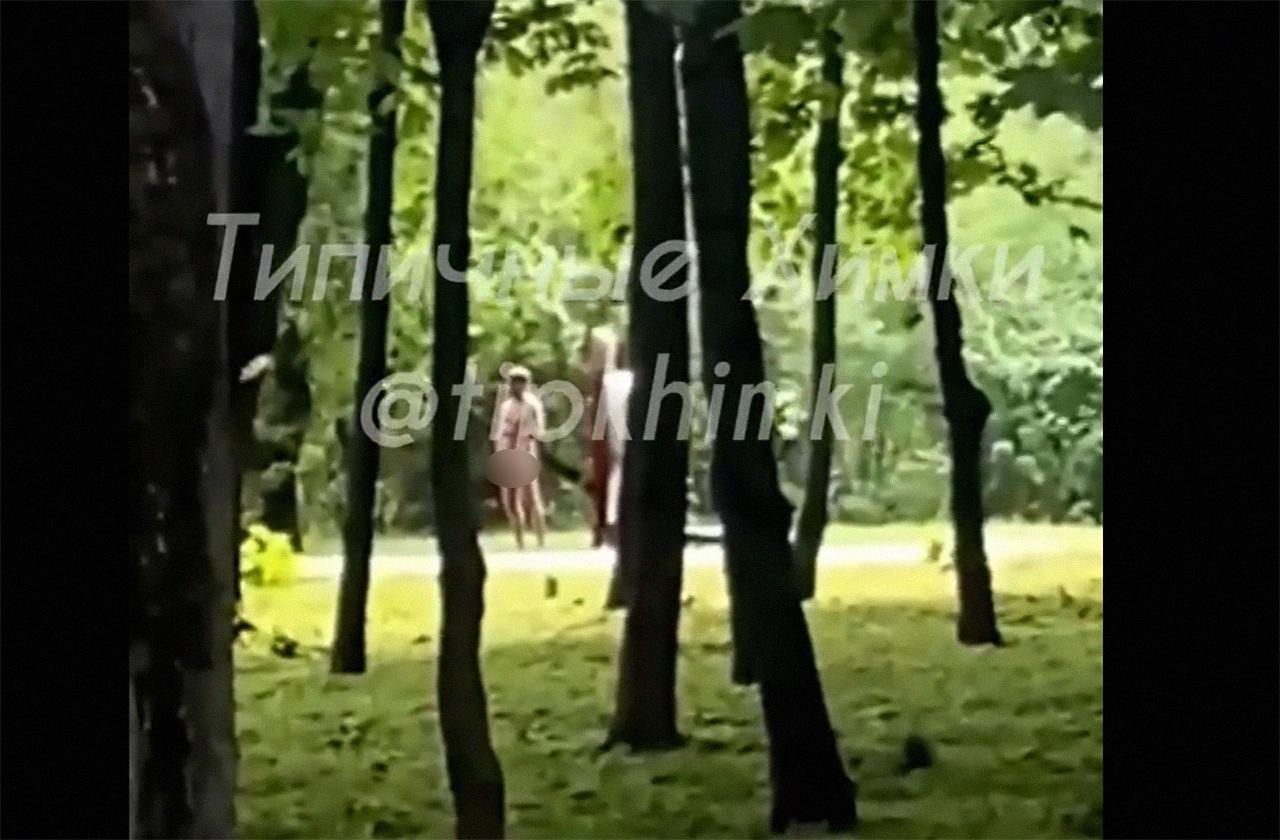 Полностью голый мужчина в подмосковном парке попал на видео и разозлил сеть