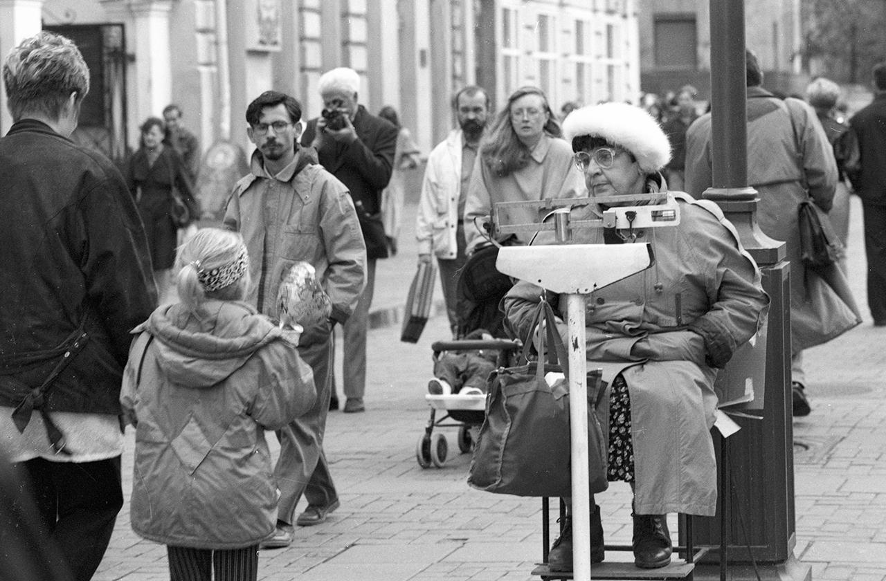В сети вспомнили стоимость взвешивания на уличных весах в СССР 