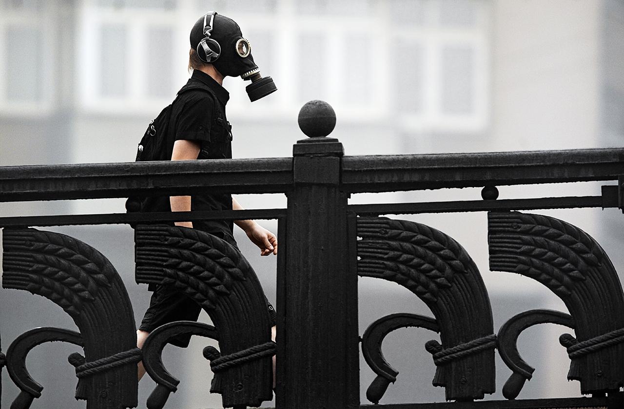 Молодой человек в противогазе на Большом Каменном мосту. Смог в Москве 2010