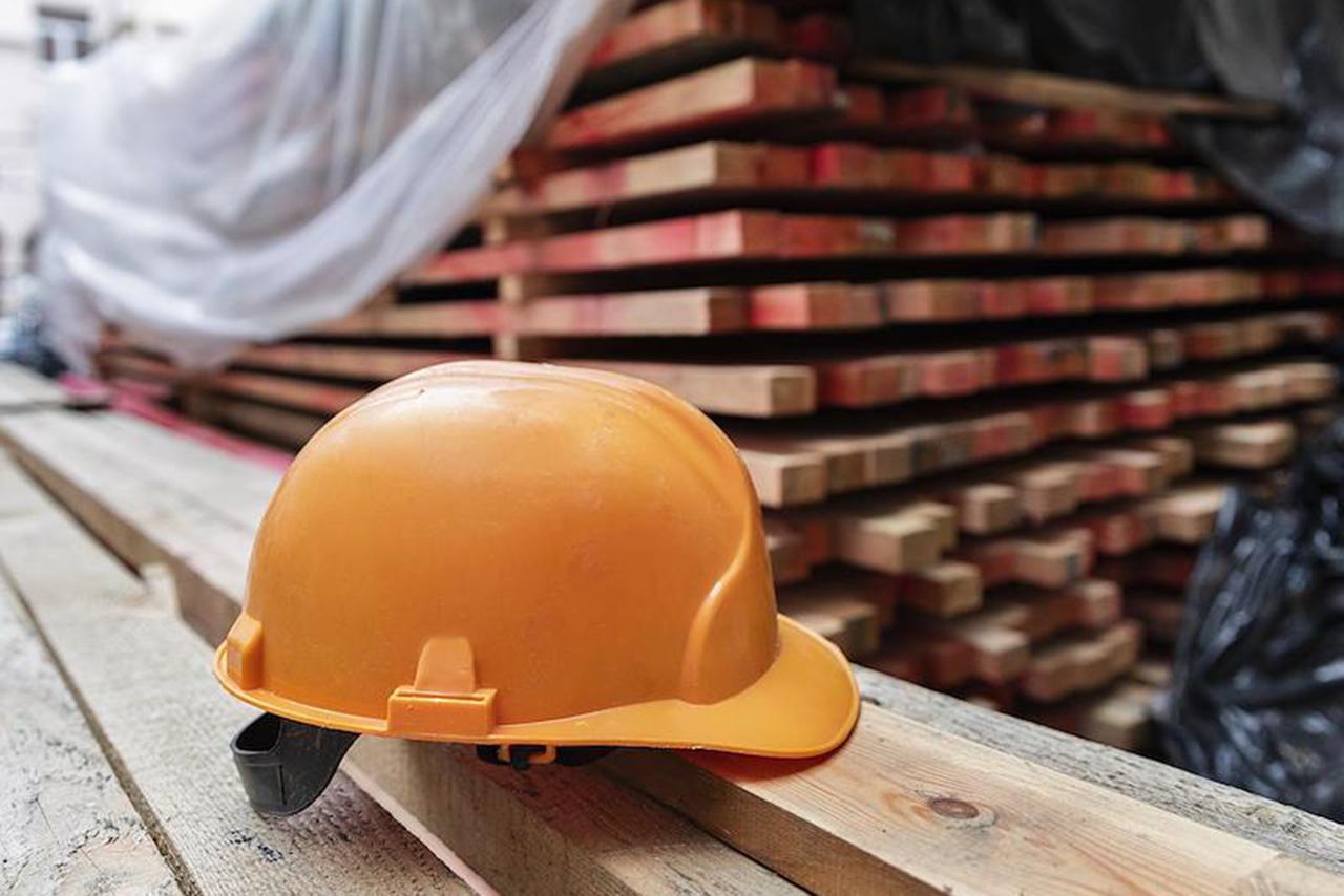 Рабочий погиб при обрушении стены дома в Москве