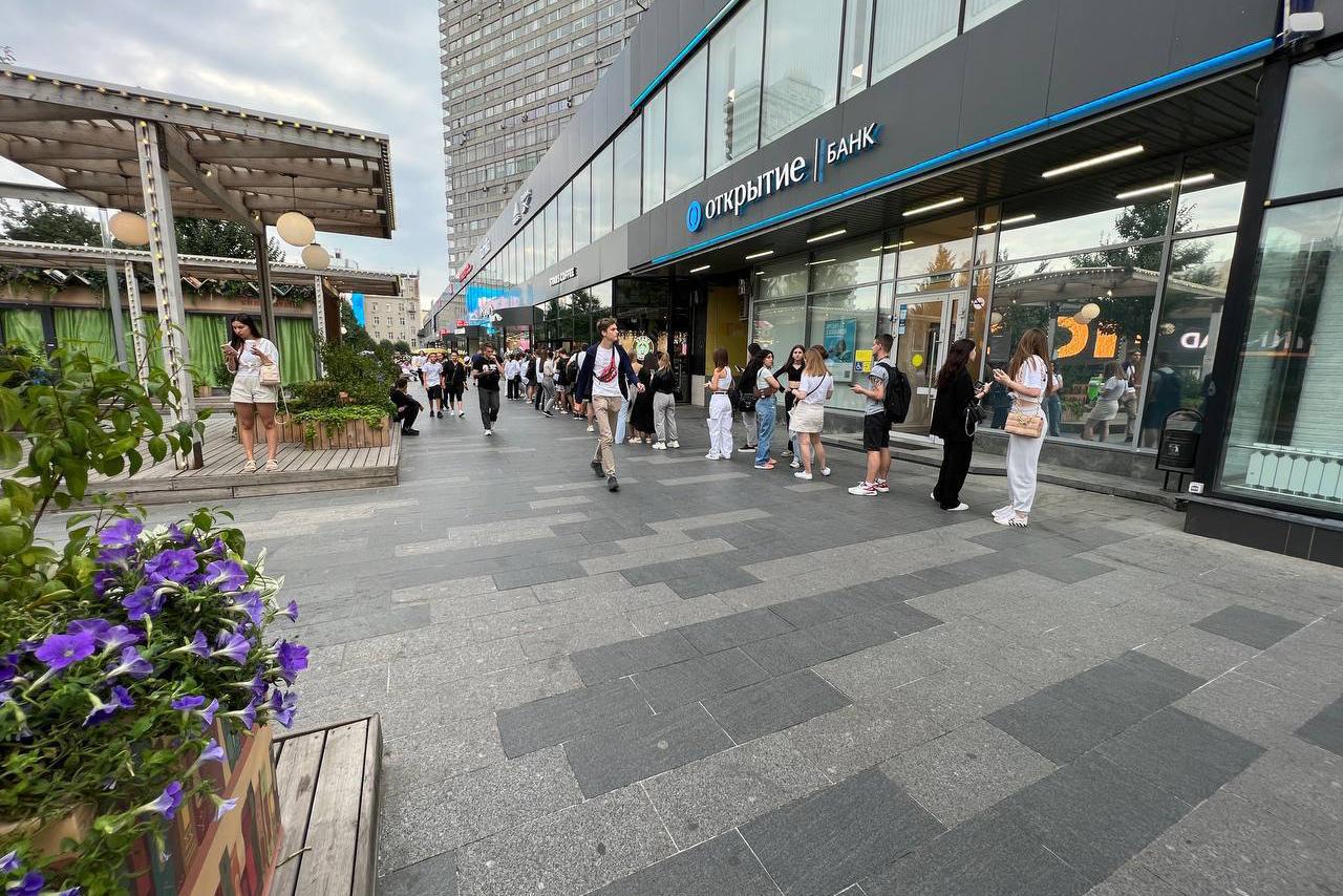 Огромная очередь в бывший Starbucks в центре Москвы попала на фото