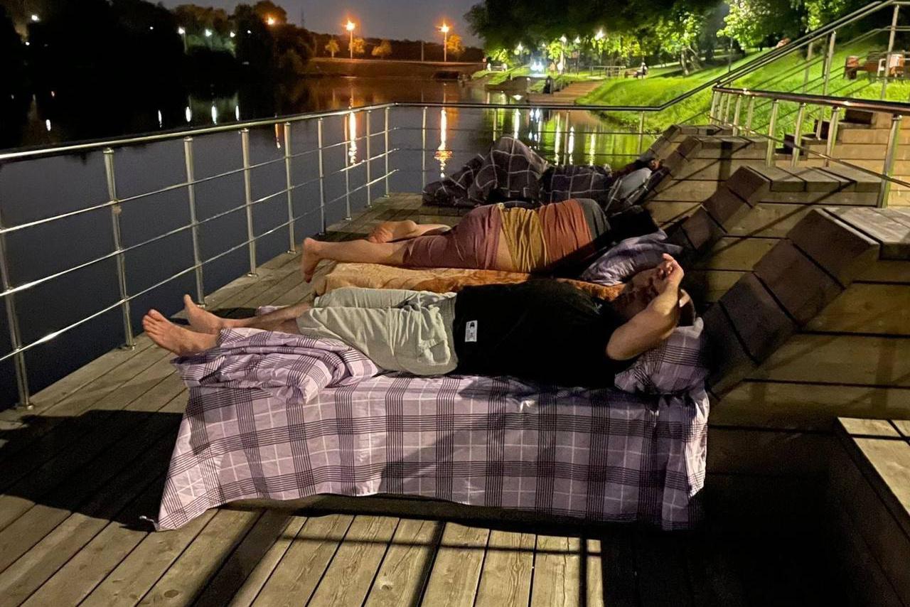 Жители Москвы устроили себе спальные места с одеялами и подушками у водоема