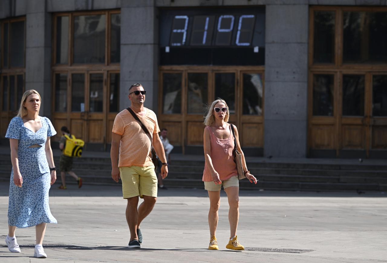 Москвичам спрогнозировали жару и опасность стихийных бедствий