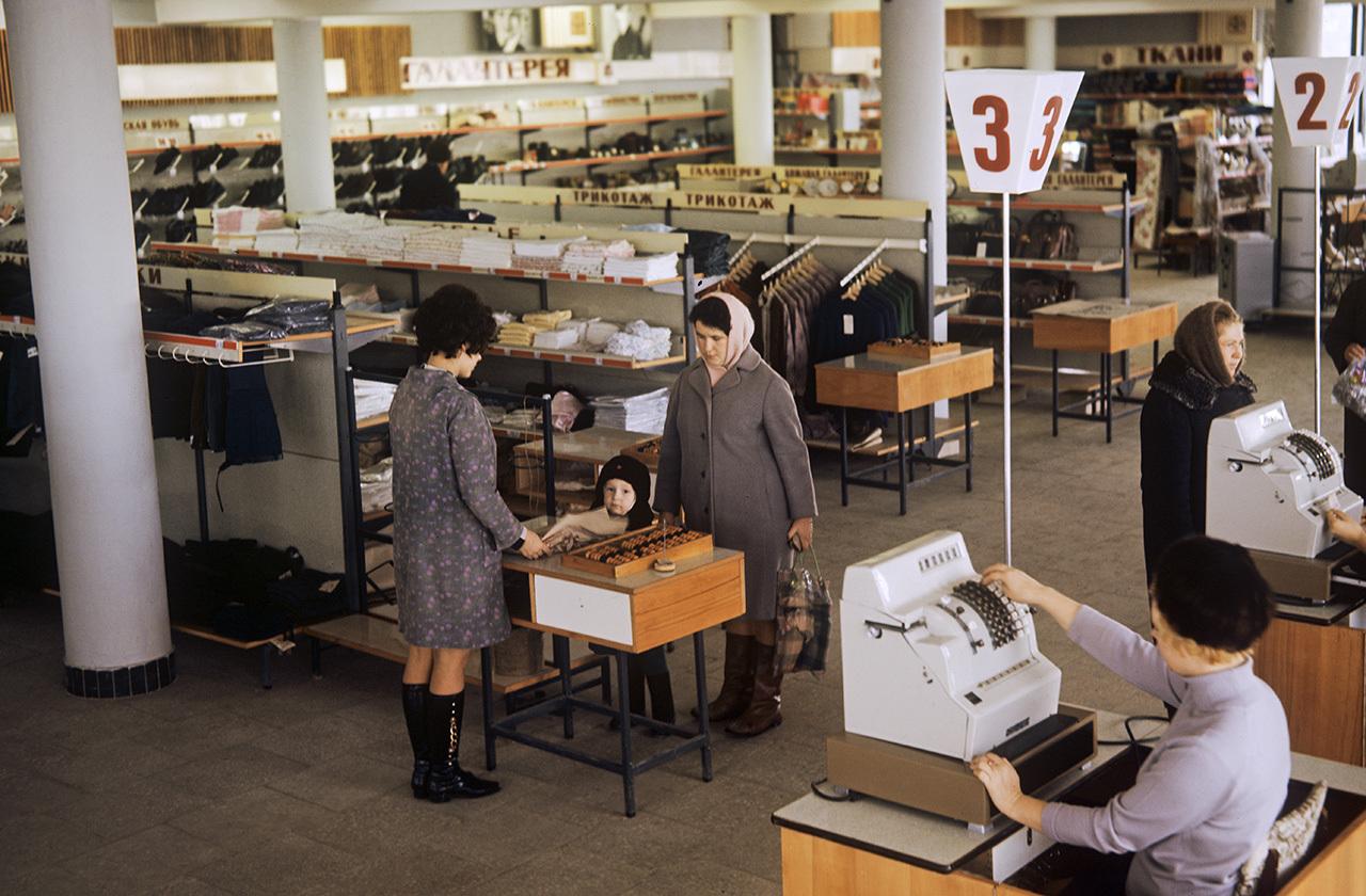 В сети вспомнили ассортимент магазинов самообслуживания в СССР