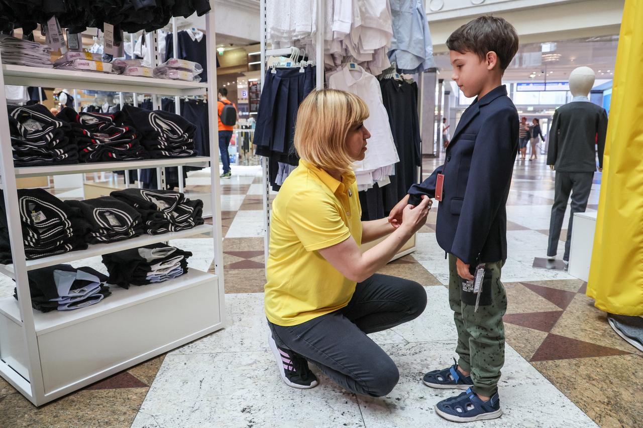 Стали известны основные статьи расходов россиян к 1 сентября