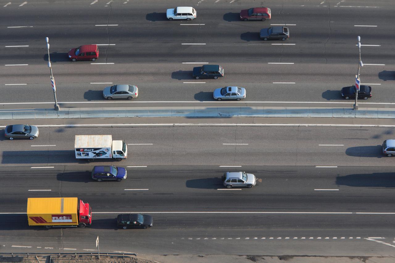 Водитель погиб под колесами собственного грузовика на МКАД