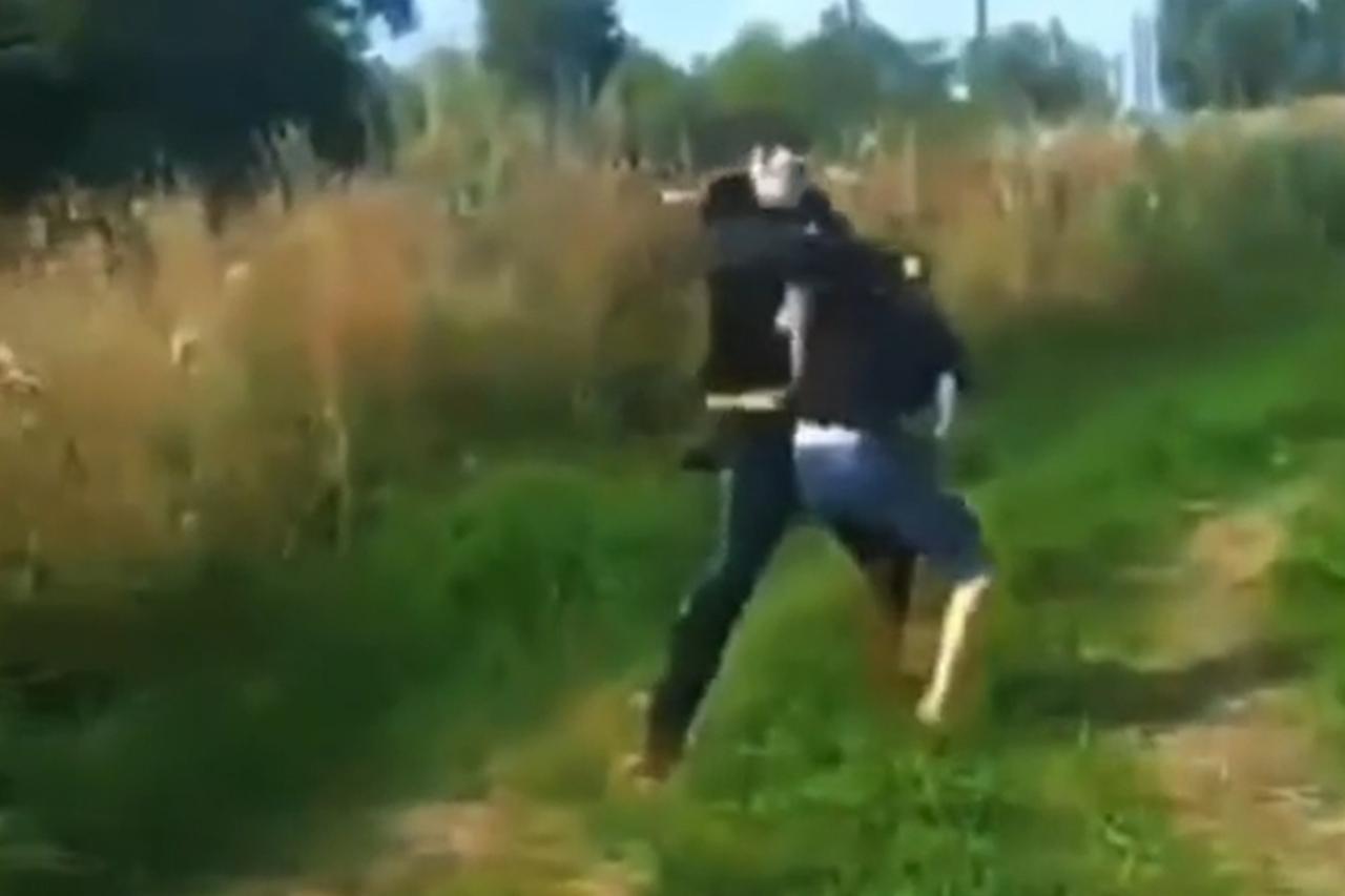 Групповое избиение подростками молодого человека в Подмосковье попало на видео