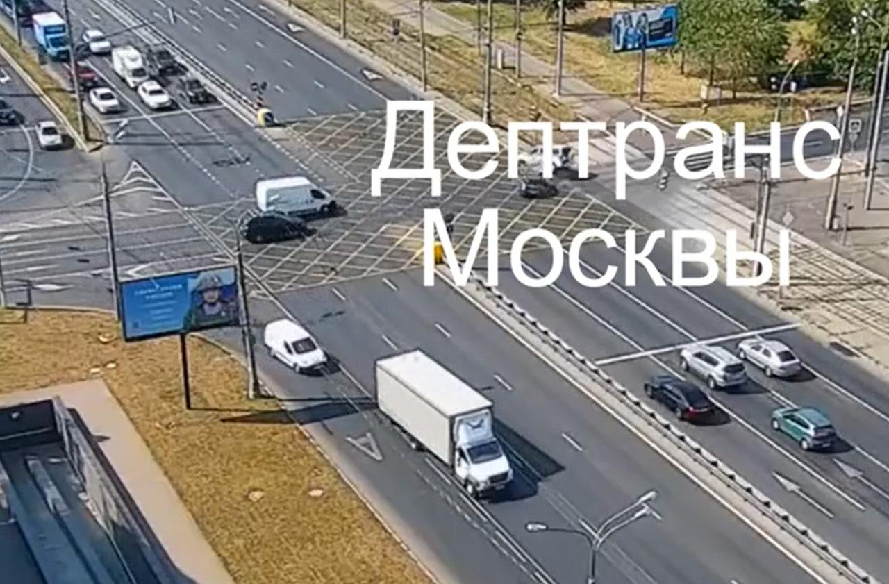 Автотаран полицейского автомобиля попал на видео в Москве