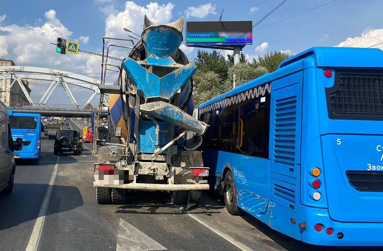 Столкновение бетономешалки и автобуса в Москве попало на видео