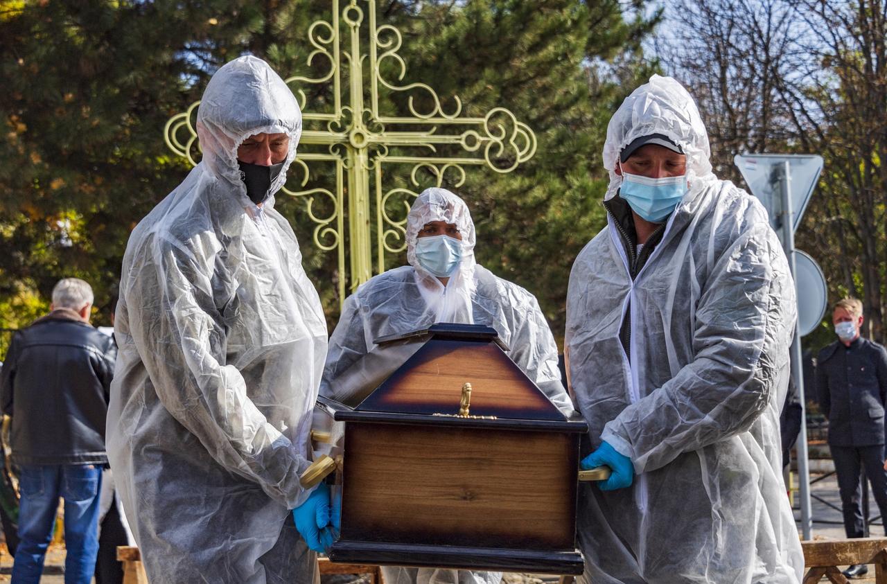 Треть умерших за сутки от коронавируса в России пришлась на Москву