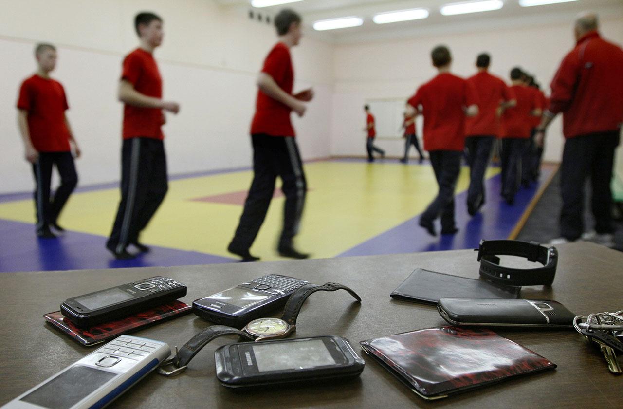 Россияне отреагировали на идею запрета использования мобильных на уроках