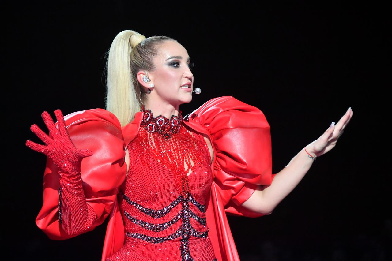 Бузова предупредила школьников о тяжелой жизни после получения аттестата 