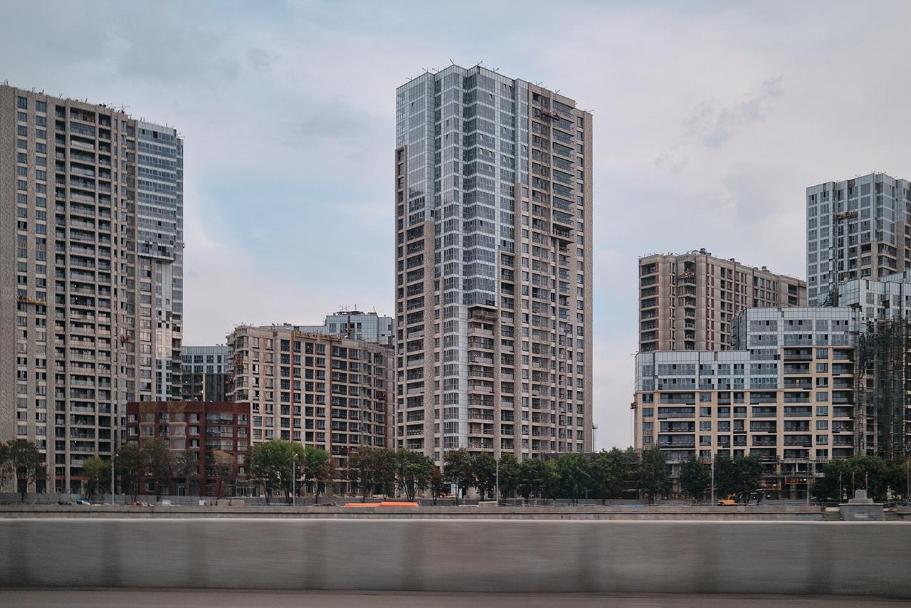 Москва обошла все города России по падению цен на жилье