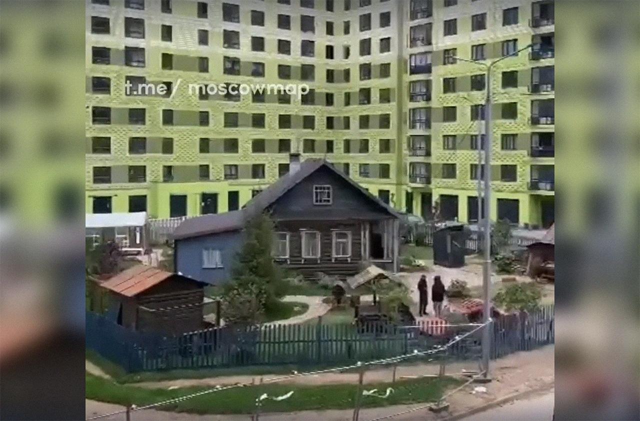 В современном квартале под Москвой обнаружили старую деревянную избу