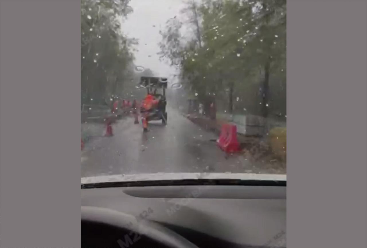Сильный град с дождем в Москве попал на видео
