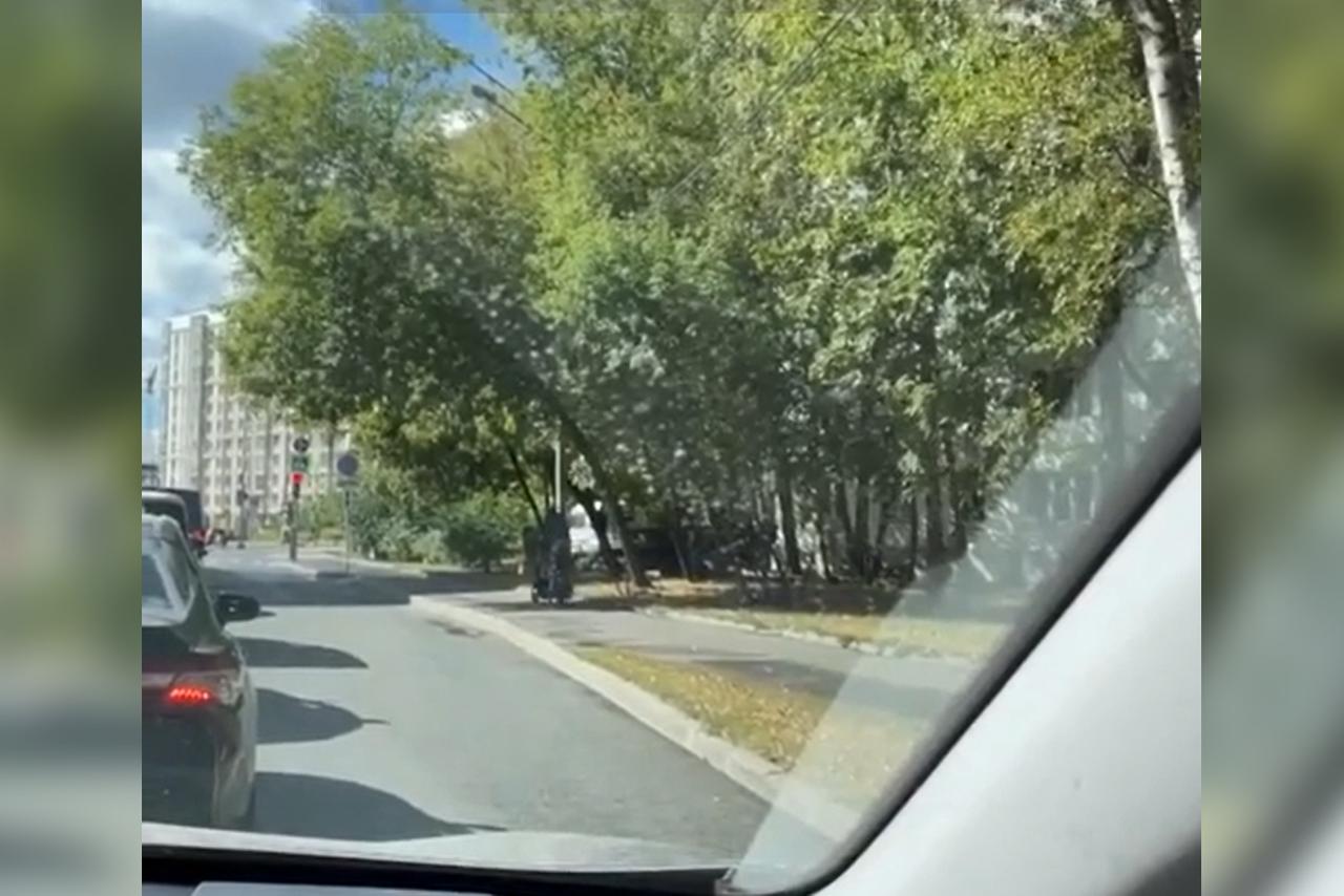 Москвич на моноколесе с детской коляской попал на видео и возмутил сеть