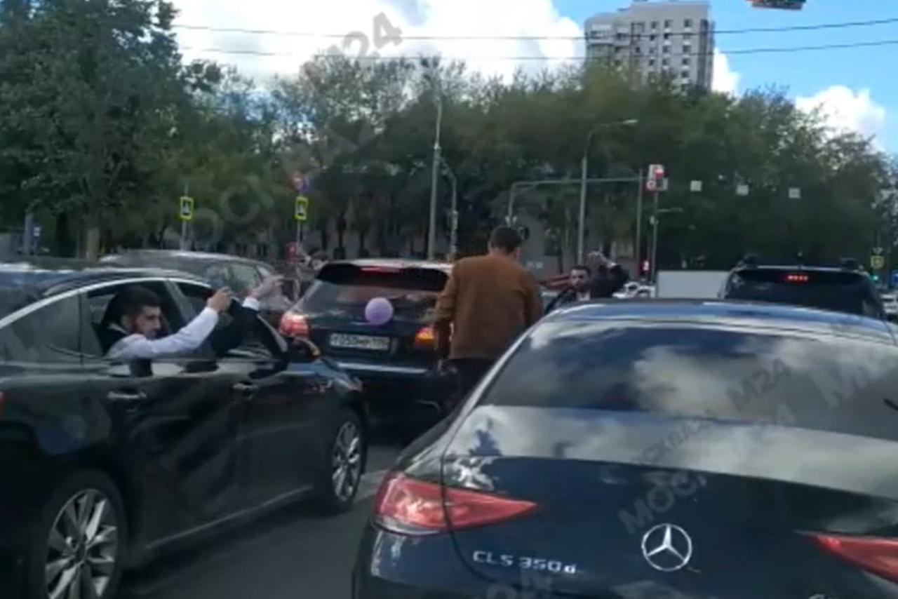 Танцы на проезжей части в Москве попали на видео 