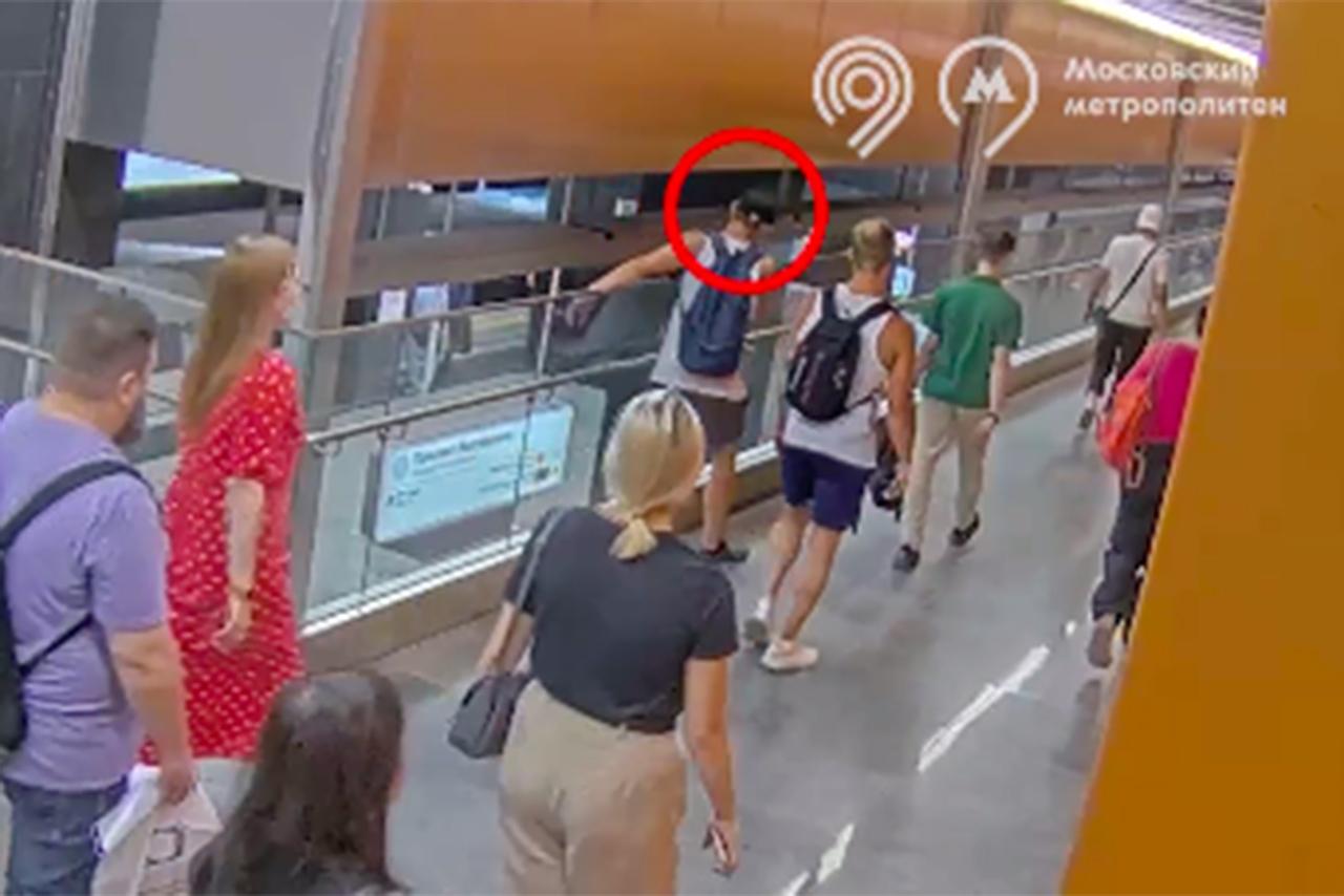 Пассажир спрыгнул на платформу московского метро и попал на видео