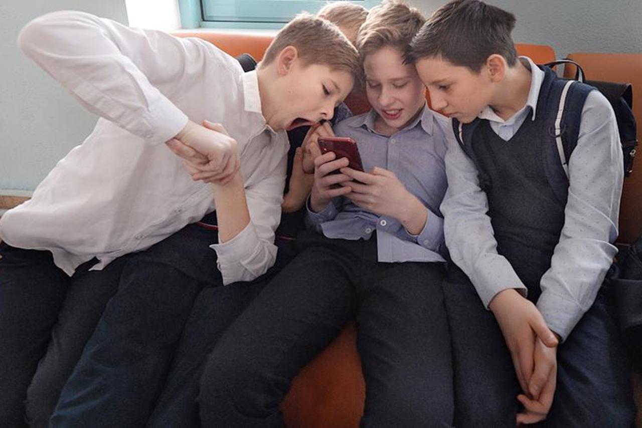 Названы правила пользования мобильными телефонами в некоторых школах Москвы