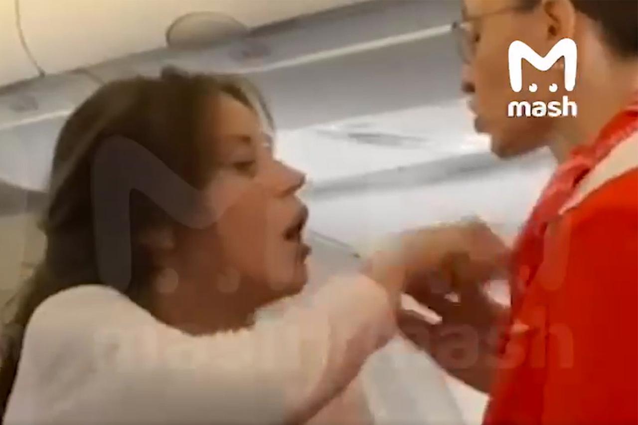 Пассажирка рейса Москва — Анталья устроила пьяный дебош и попала на видео
