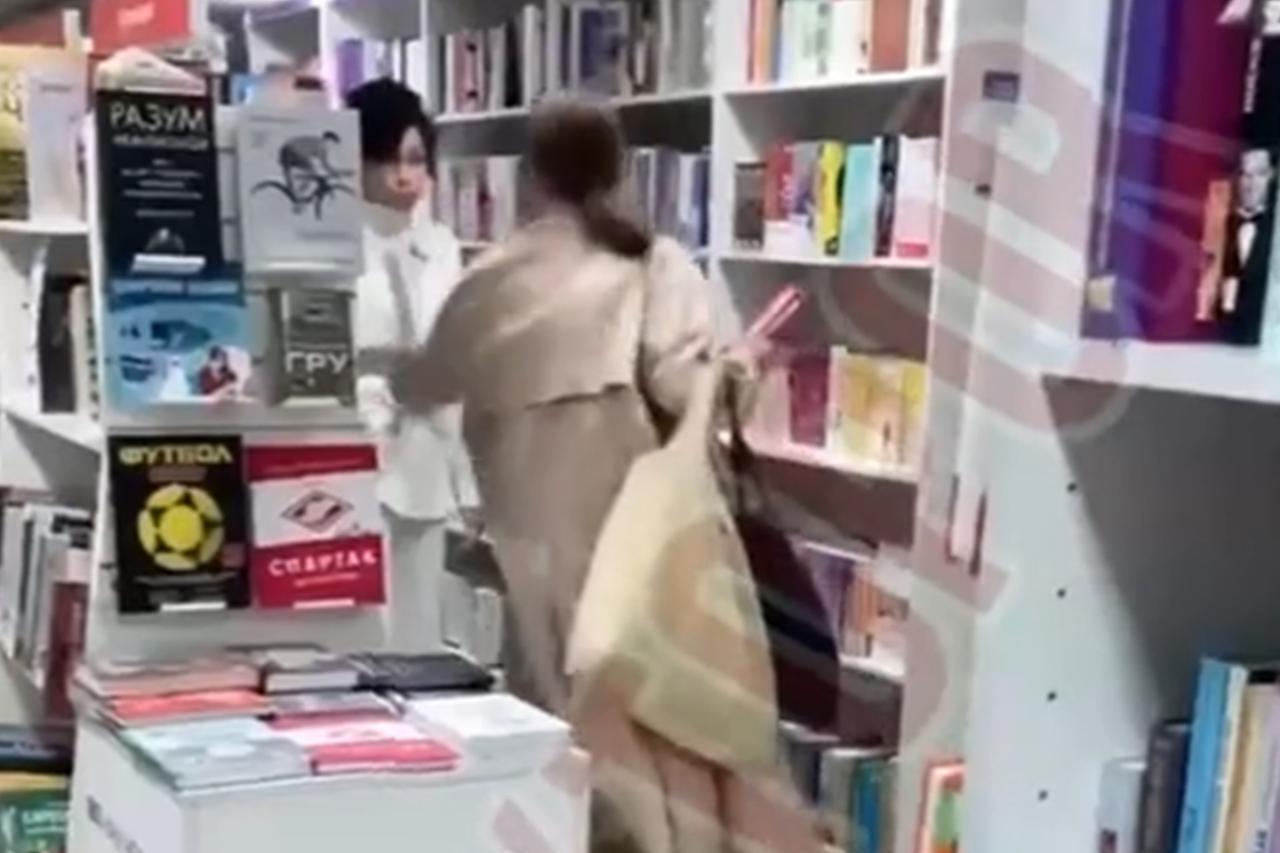 Женщины в магазине подрались из-за книги и попали на видео