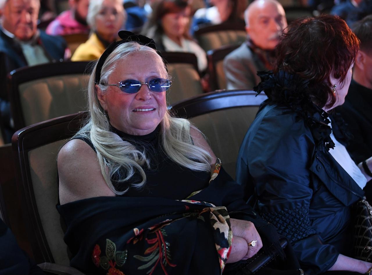 Известный историк моды отреагировал на разрез платья 75-летней Михалковой