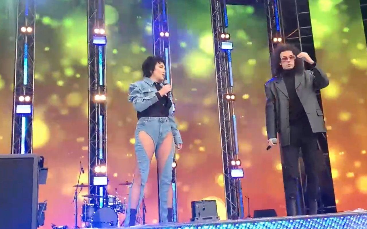 Россияне обсудили образ Лолиты в джинсах с широкими разрезами