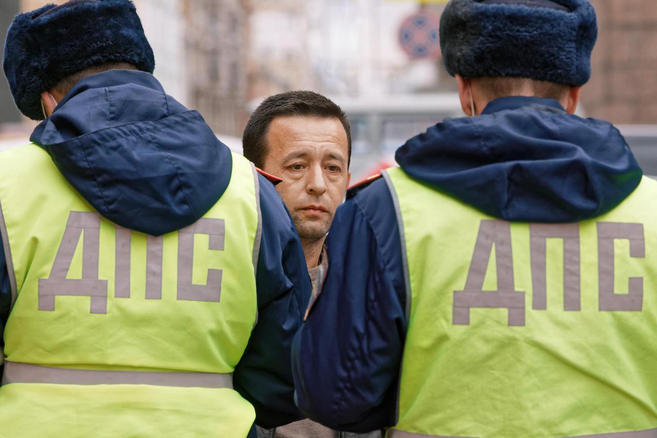 Выдачу водительских удостоверений и регистрацию авто приостановили в Москве