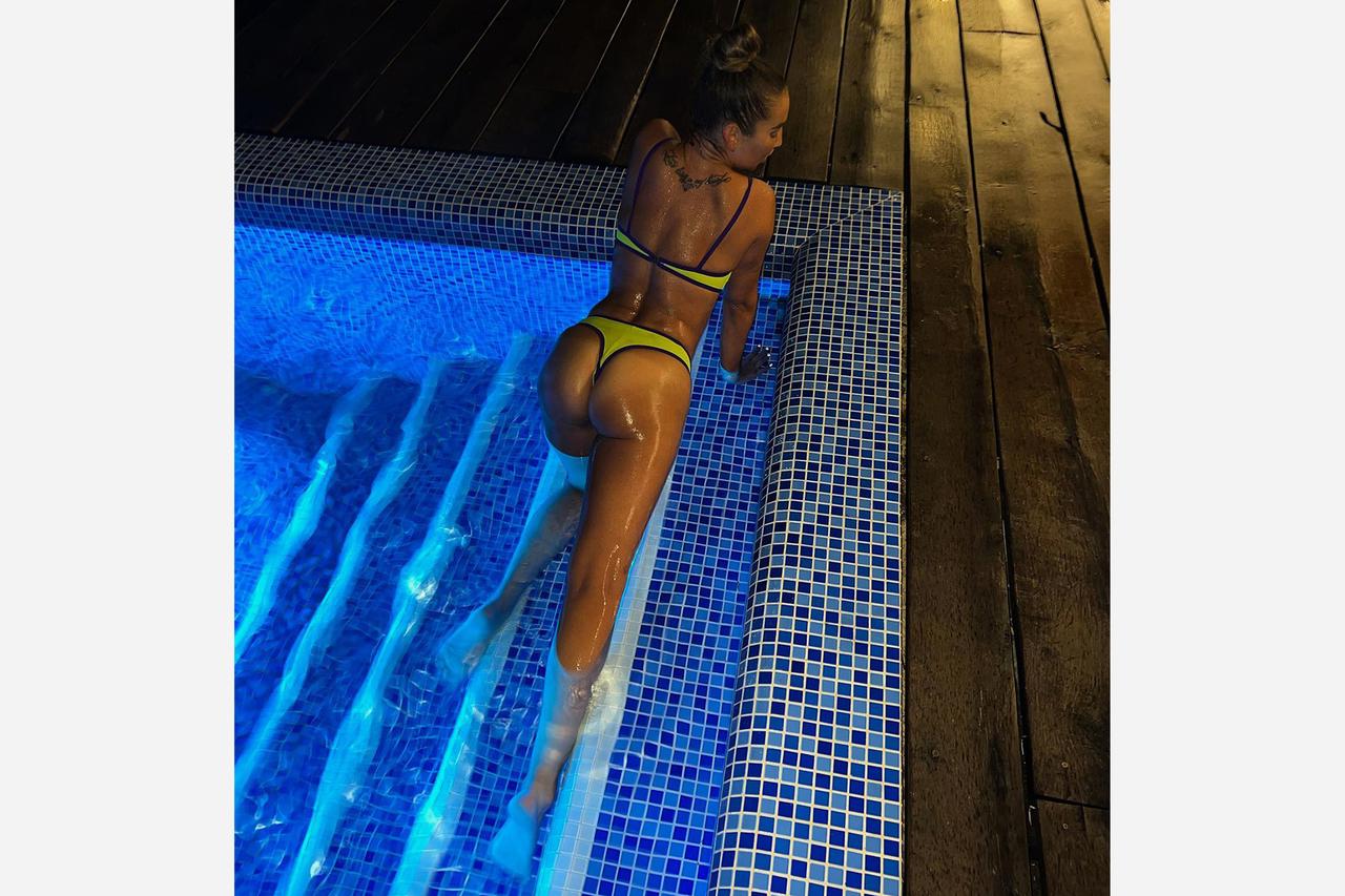 В сети раскритиковали Бузову за фото с отдыха