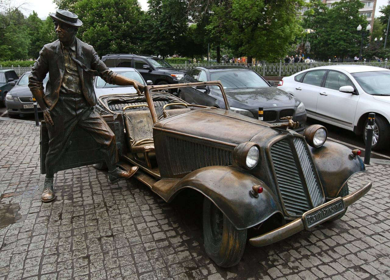 Раскрыта марка автомобиля на памятнике Юрию Никулину в Москве 