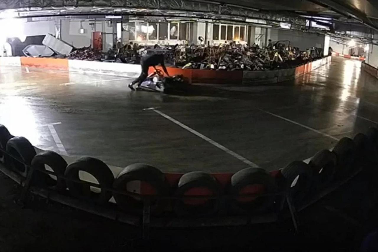 Работник картинг-клуба угнал гоночную машину и спрятал ее в кустах