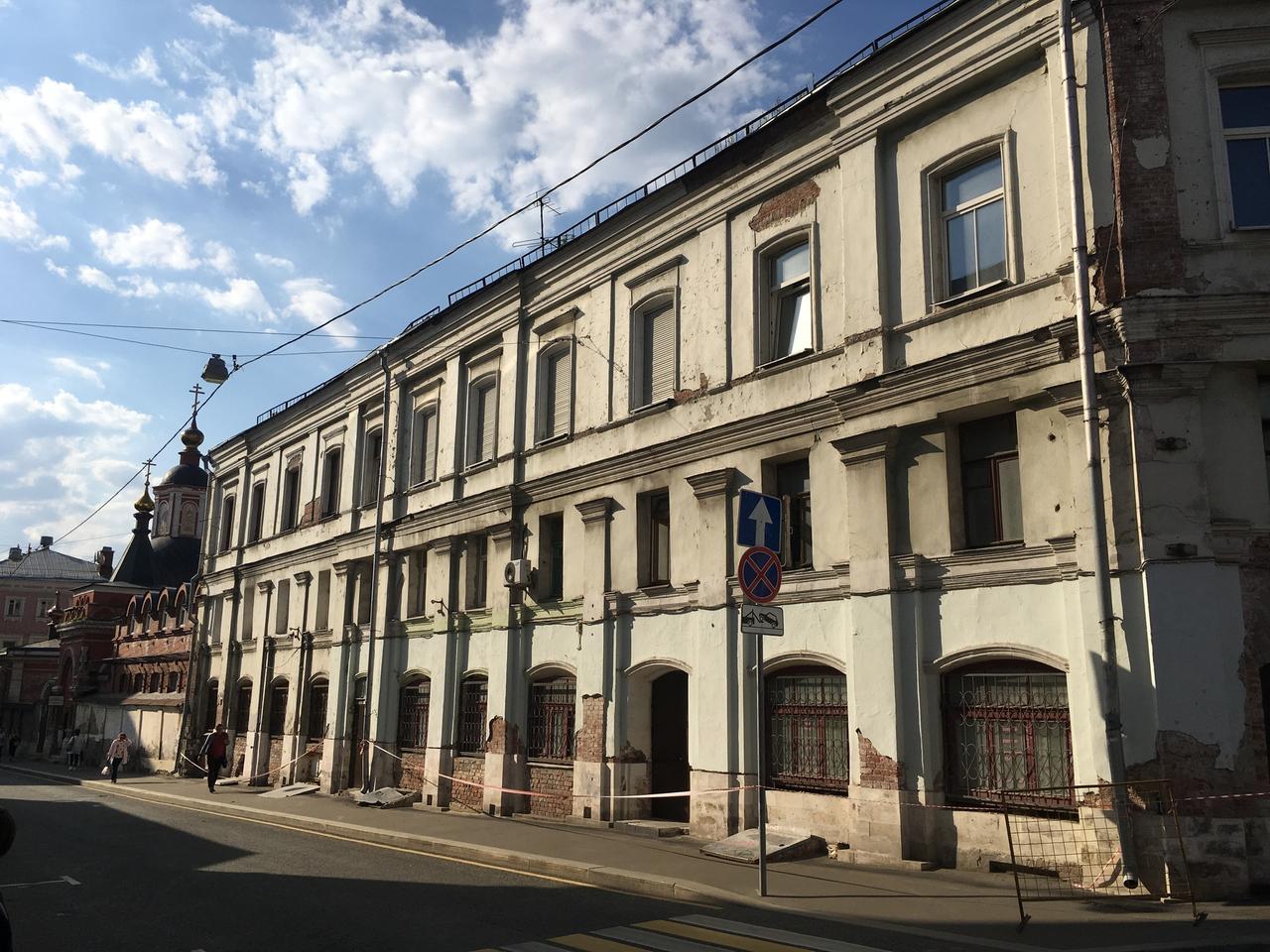 Стала известна история обнаружения уникальной дореволюционной вывески в Москве