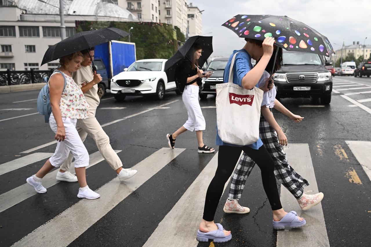 МЧС экстренно предупредило жителей Подмосковья о ливне с грозой