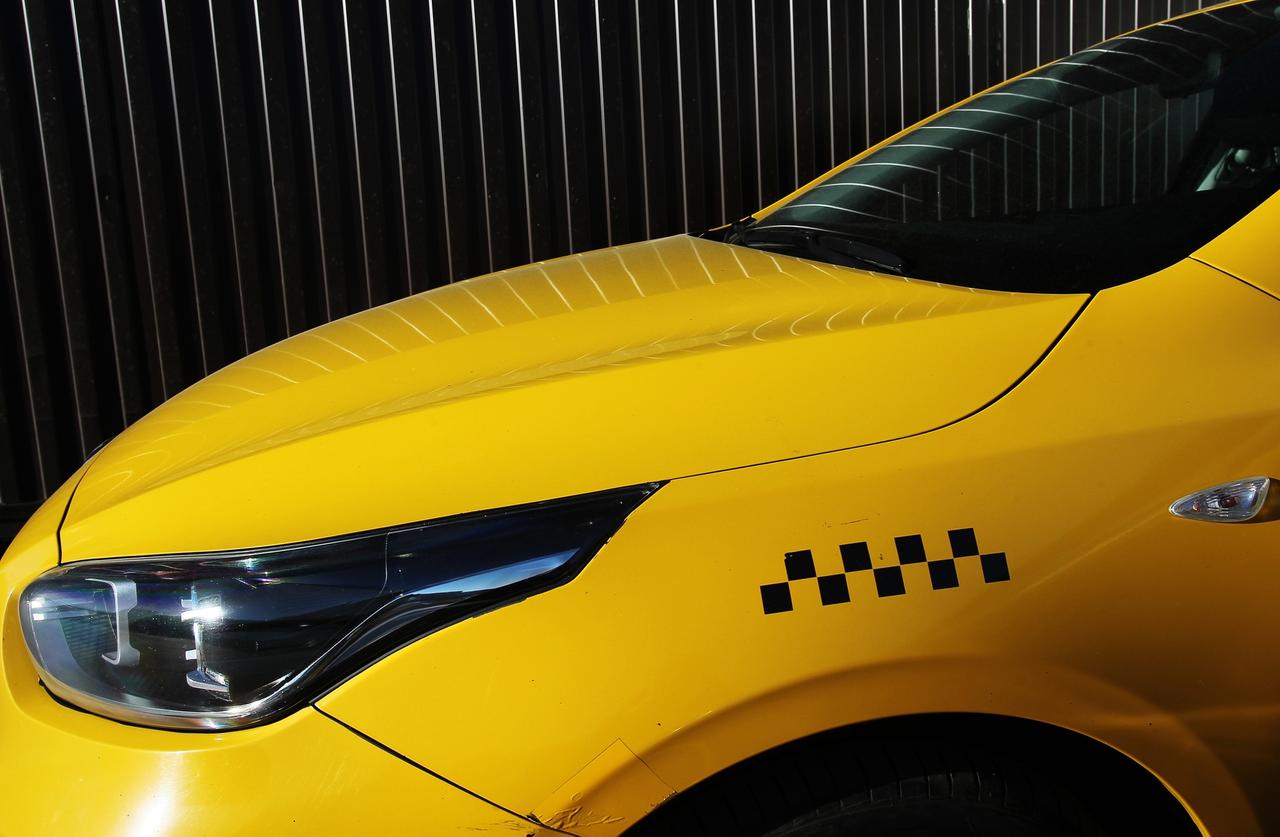 В Москве пассажиры такси придушили и избили водителя