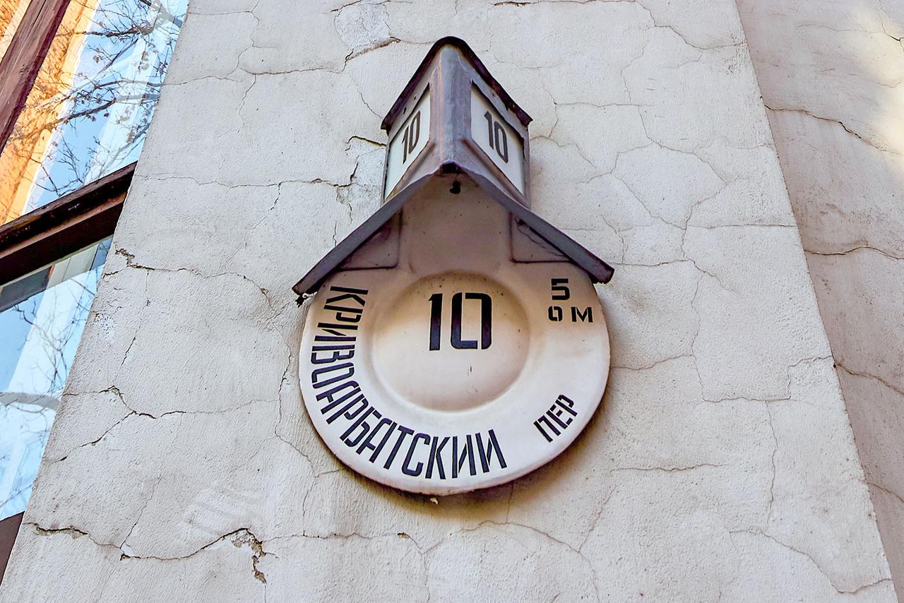 Москвичам объяснили выбор цвета и размера городских указателей