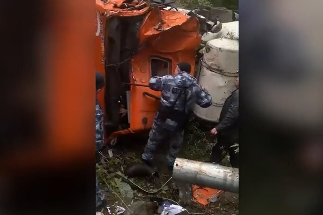 Освобождение ОМОНом водителя из расплющенной кабины грузовика попало на видео