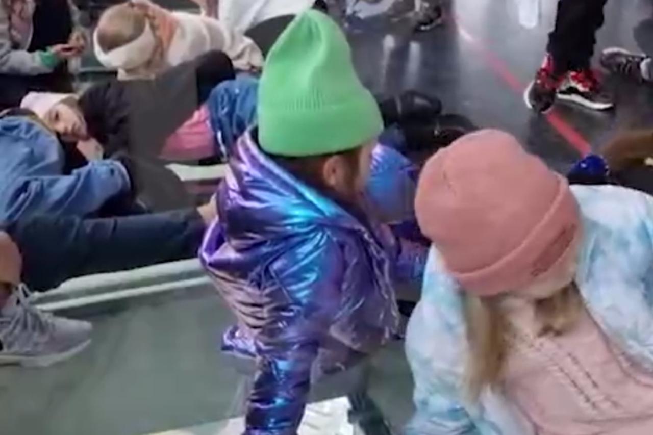 Опубликовано видео с застрявшими на Останкинской телебашне десятками школьников