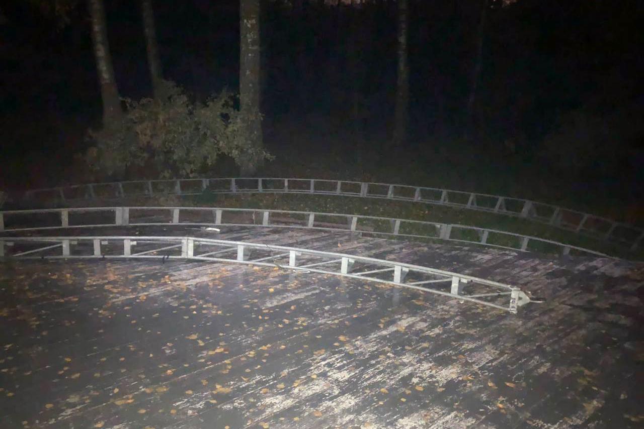 В Подмосковье трехлетнюю девочку насмерть придавило при демонтаже летнего шатра